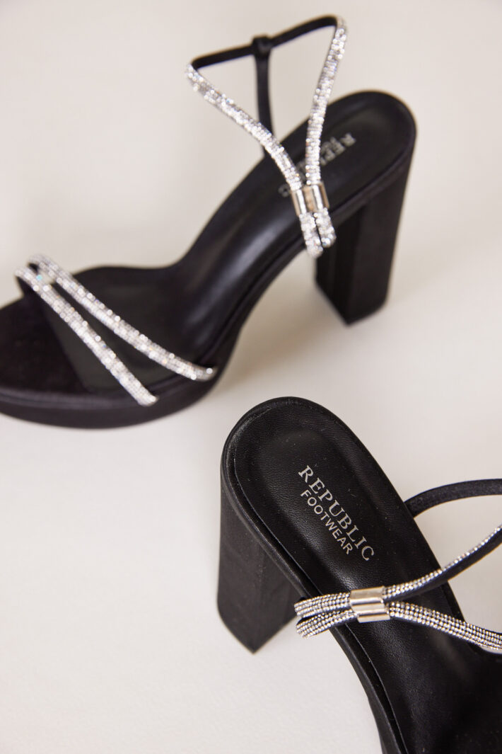 Bar 4 נעלי עקב שחור סאטן