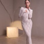 שמלת ערב מידי צנועה ריאן לבן גוף 1 2 שמלת ערב מידי צנועה ריאן לבן גוף 1 2